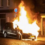 Metershoge vlammen bij autobrand bedrijfsbus Santpoort