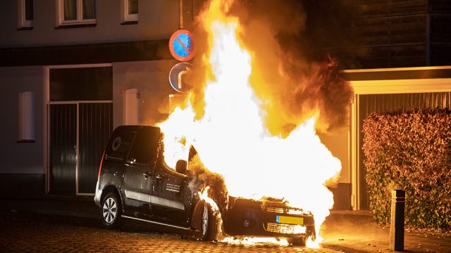 Metershoge vlammen bij autobrand bedrijfsbus Santpoort