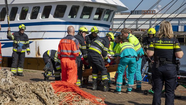 Man gewond na ongeval op kotter