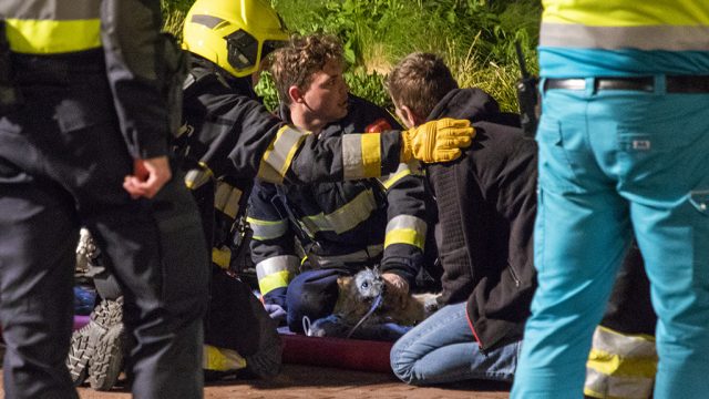 Hondje beademd na woningbrand in Lange Nieuwstraat