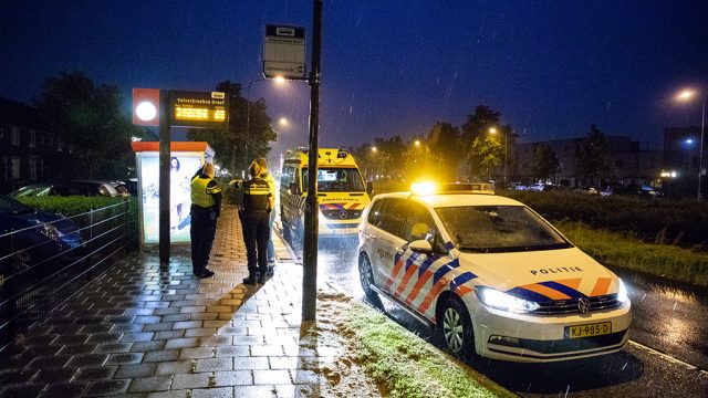 Man gewond aangetroffen bij bushalte in Velserbroek