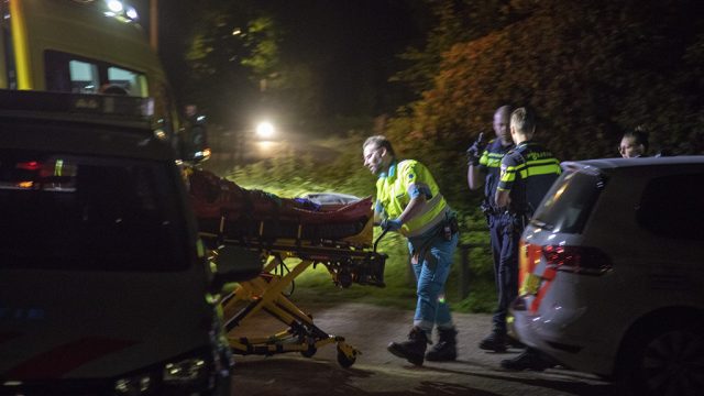 Man valt van brug bij de Ruïne van Brederode