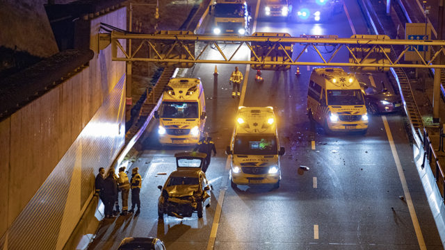 A9 richting Beverwijk afgesloten na ongeluk bij Wijkertunnel