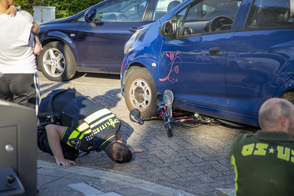 Fiets klem onder auto na aanrijding in Velserbroek