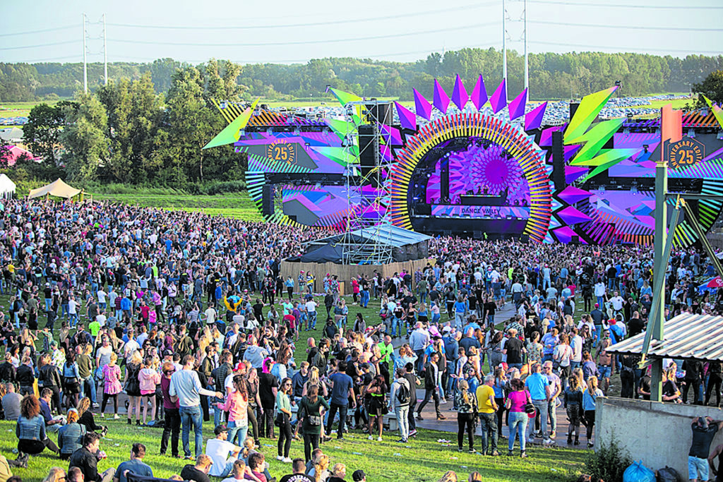 Dance Valley strooit vanuit helikopter 100.000 bloemen uit over ‘heilige grond’ in Spaarnwoude