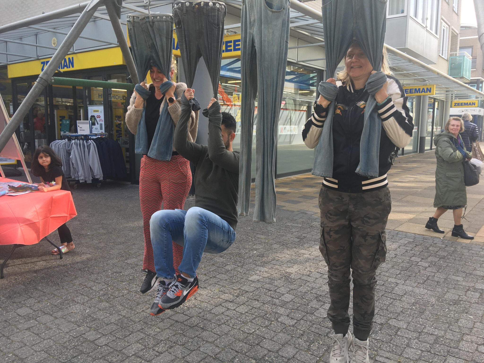 Een nieuwe traditie is geboren, het Velserbroek Hangen