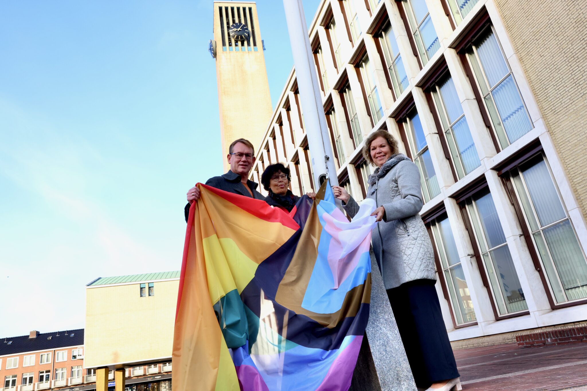 Met trots is de progress pride-vlag gehesen op Coming Out Day in Velsen - De Jutter / De Hofgeest