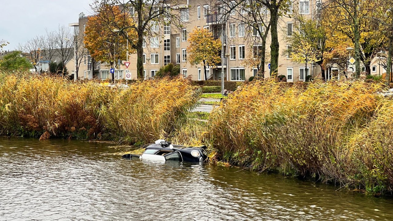 Auto te water in Velserbroek