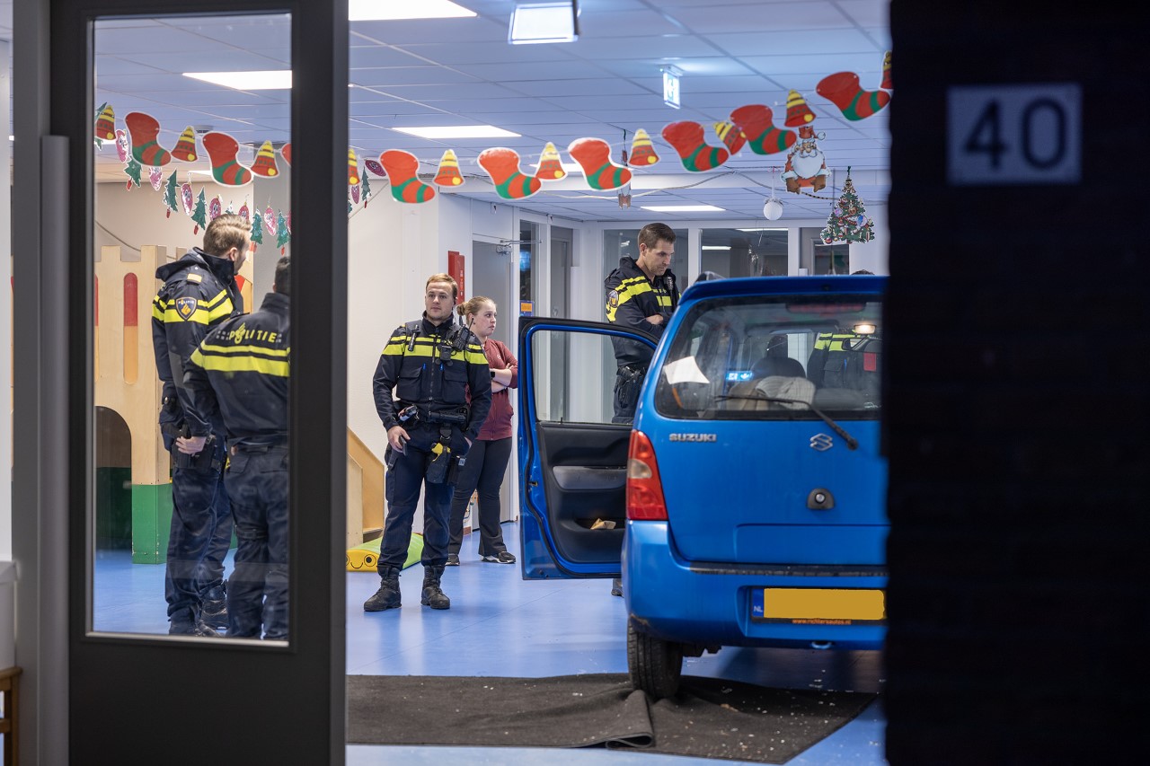Auto rijdt kinderdagverblijf binnen in Velserbroek