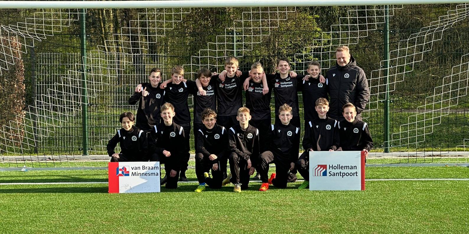 Holleman Santpoort kleedt JO131 aan Jutter Hofgeest