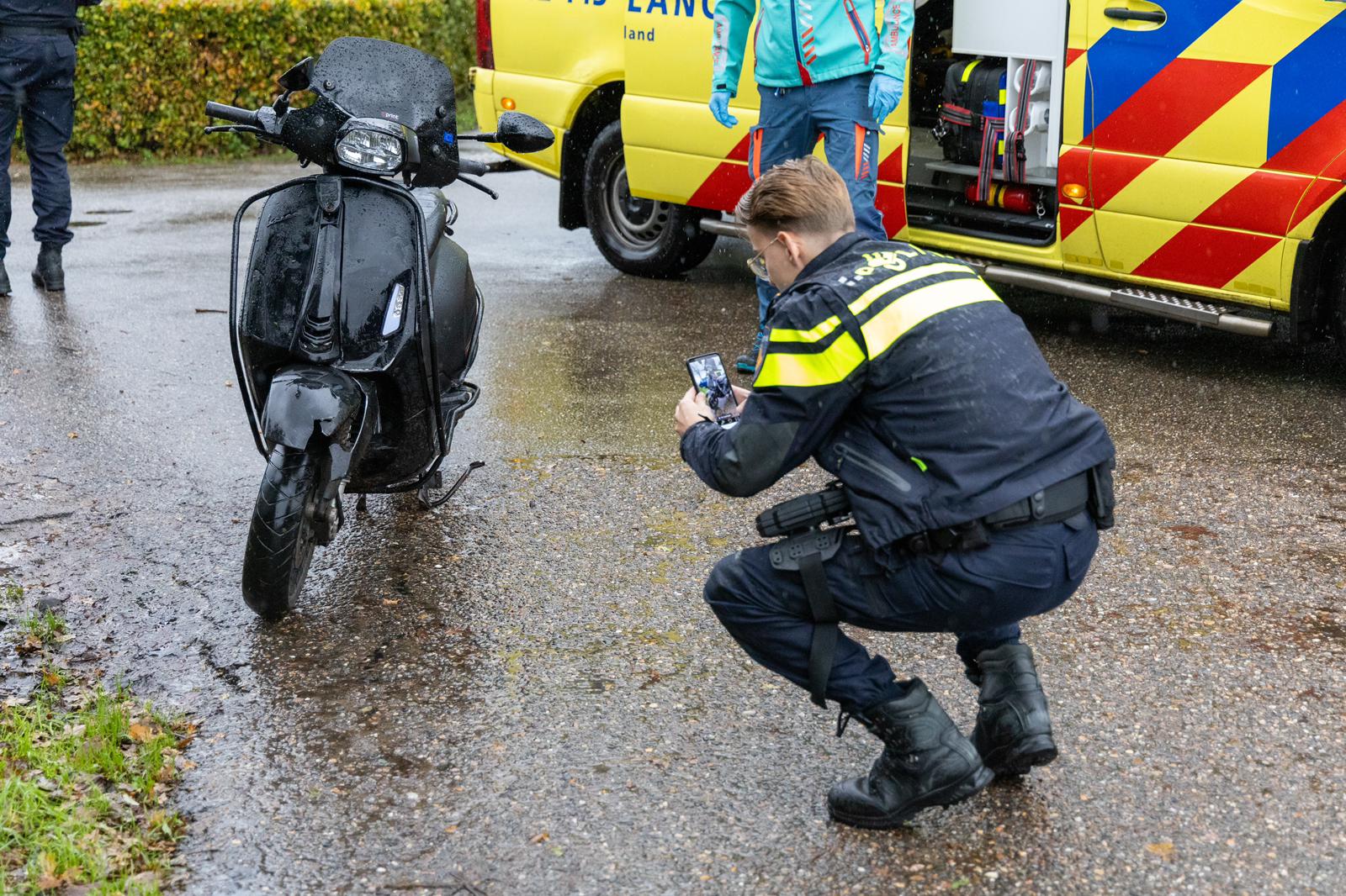 Scooter botst tegen auto in Santpoort Jutter Hofgeest