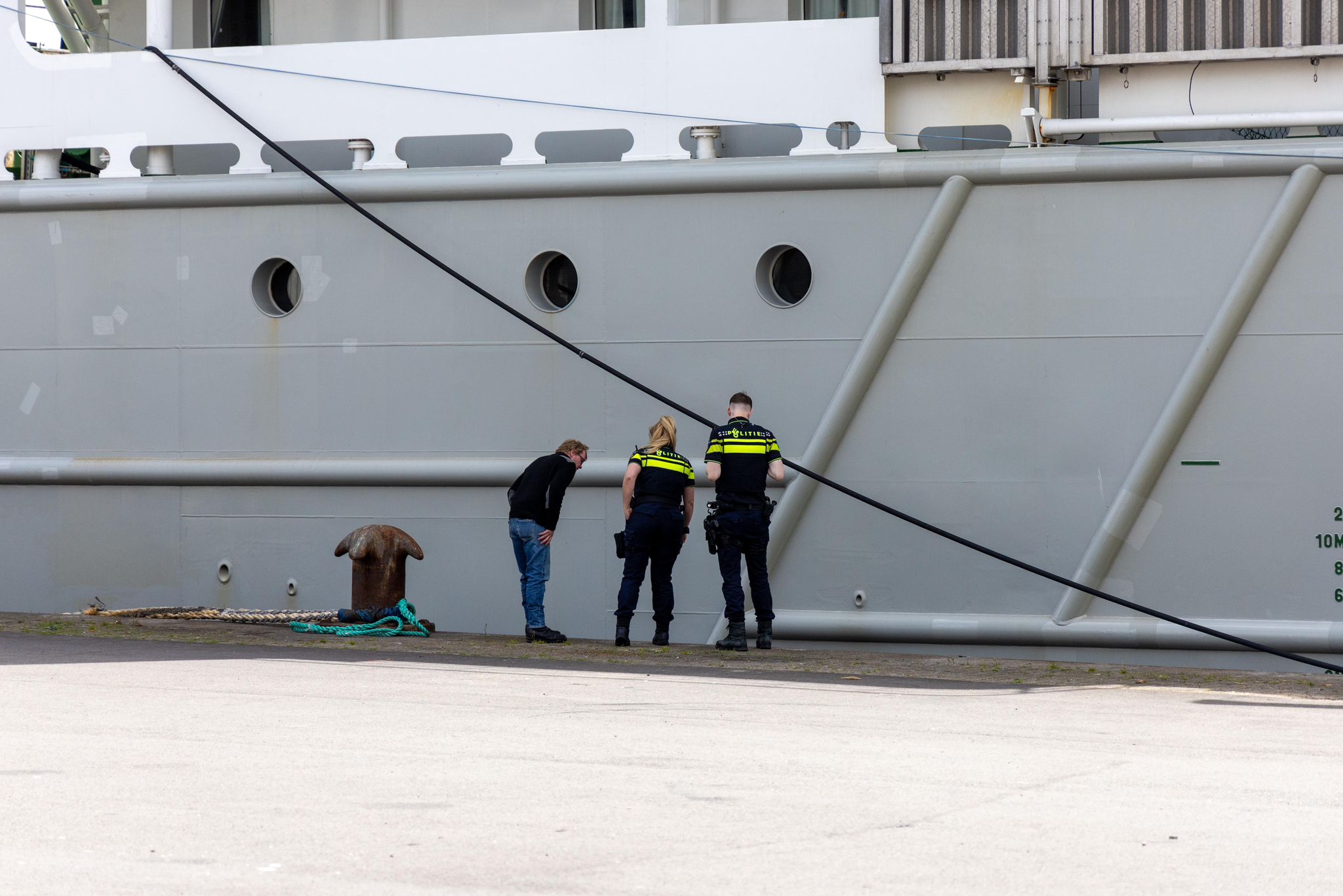 Auto tussen wal en schip geraakt - Jutter | Hofgeest