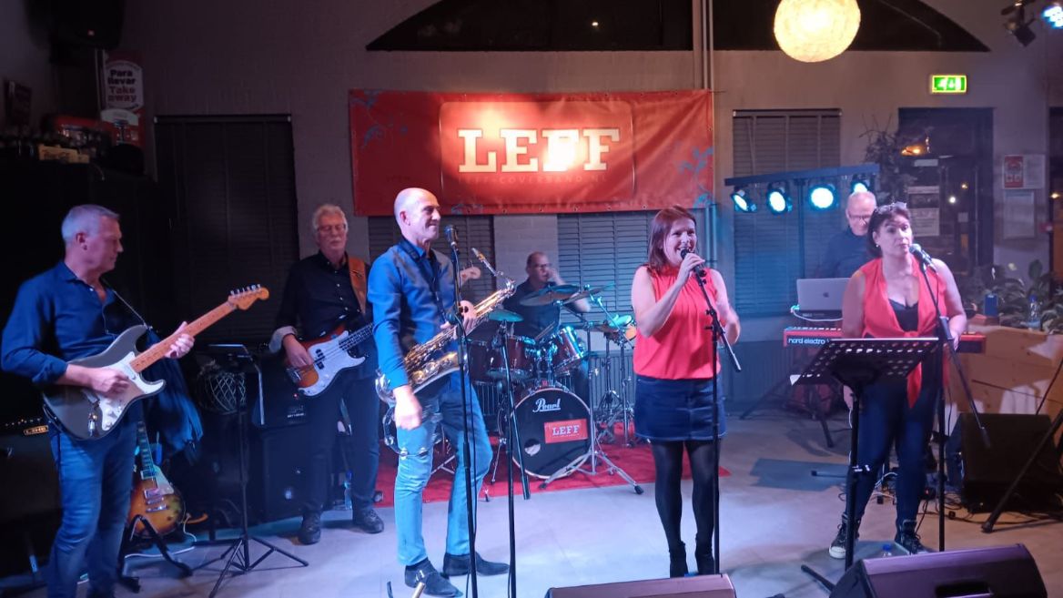 LEFF laat publiek swingen tijdens promotie optreden Velserbroek