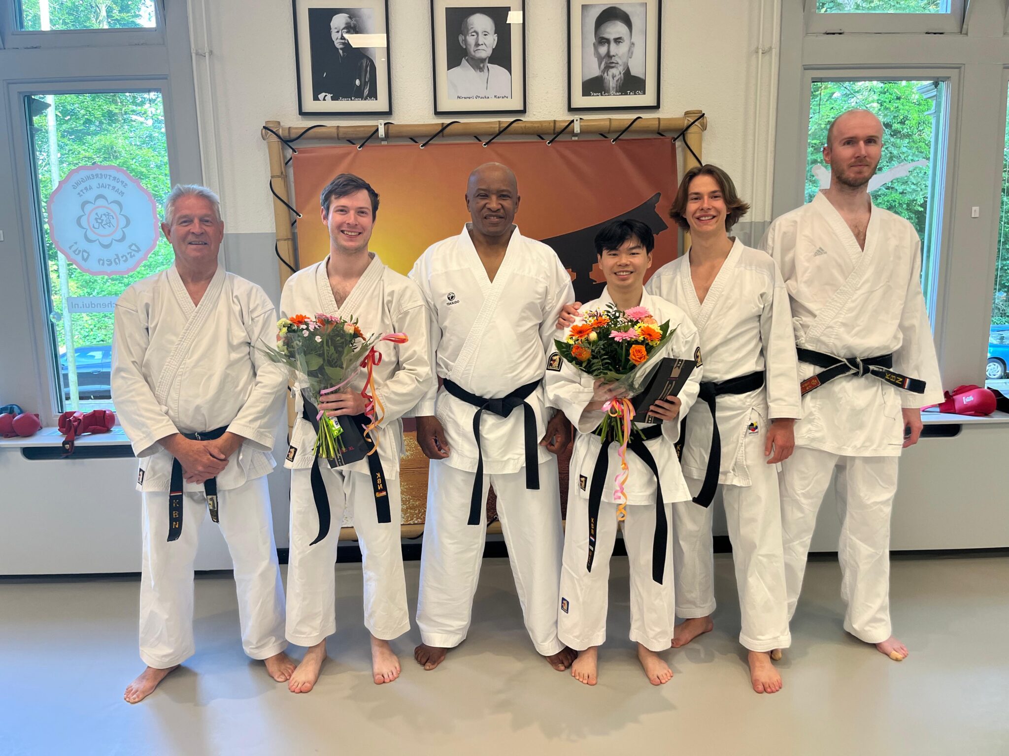 Zwarte band karate voor Jurre van der Linden en Steven Le