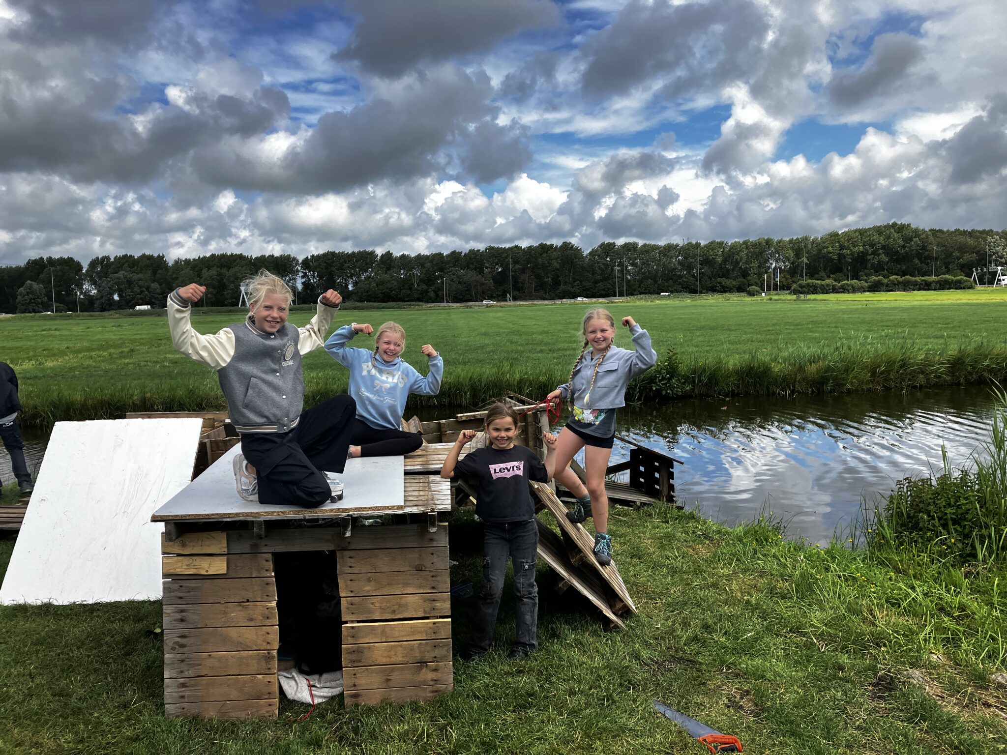 Drie dagen timmeren, zagen en plezier maken bij Huttenbouw Velserbroek