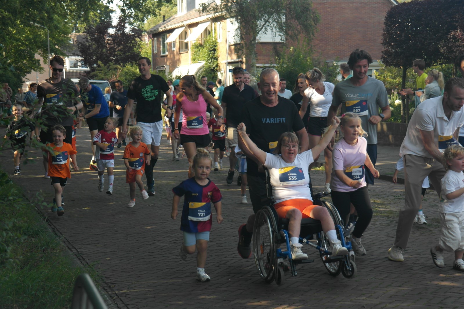 Gierend de bocht door