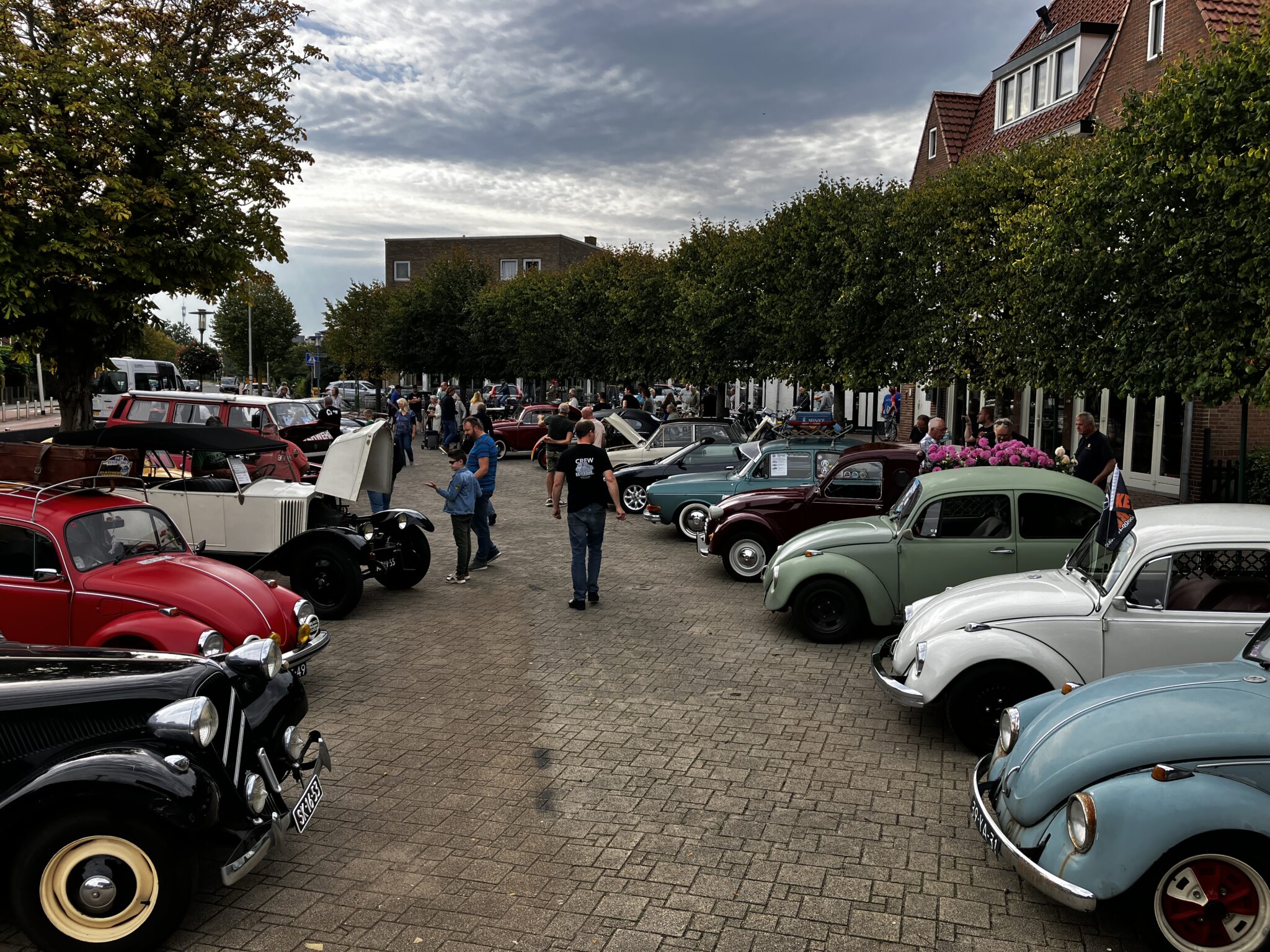 Openluchtmuseum vol oldtimers op het plein in Santpoort-Noord