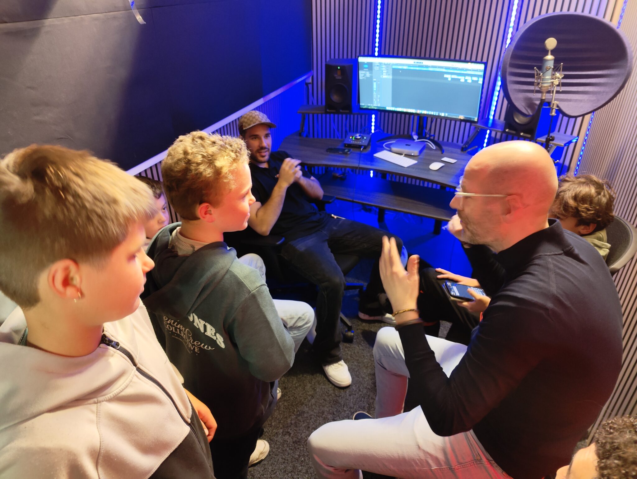 Wethouder opent muziekstudio in De Koe