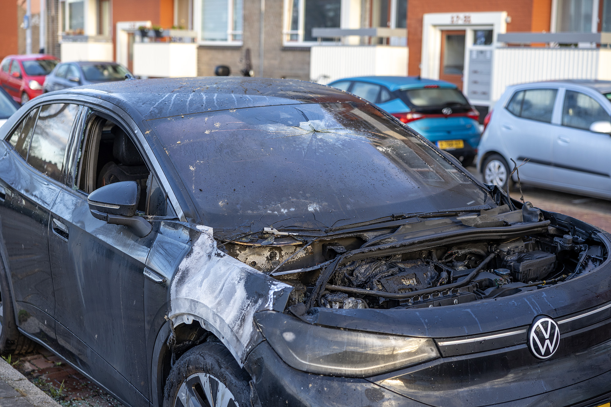 Autobrand aan Eenhoornstraat in IJmuiden