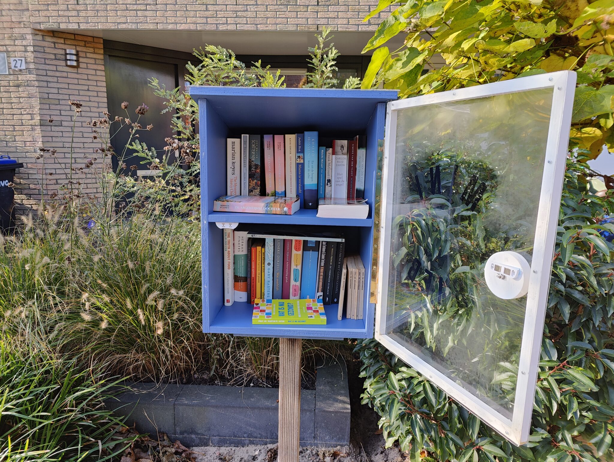 Blik op een buurtkastje: J. Paxtonstraat 27 in Velserbroek
