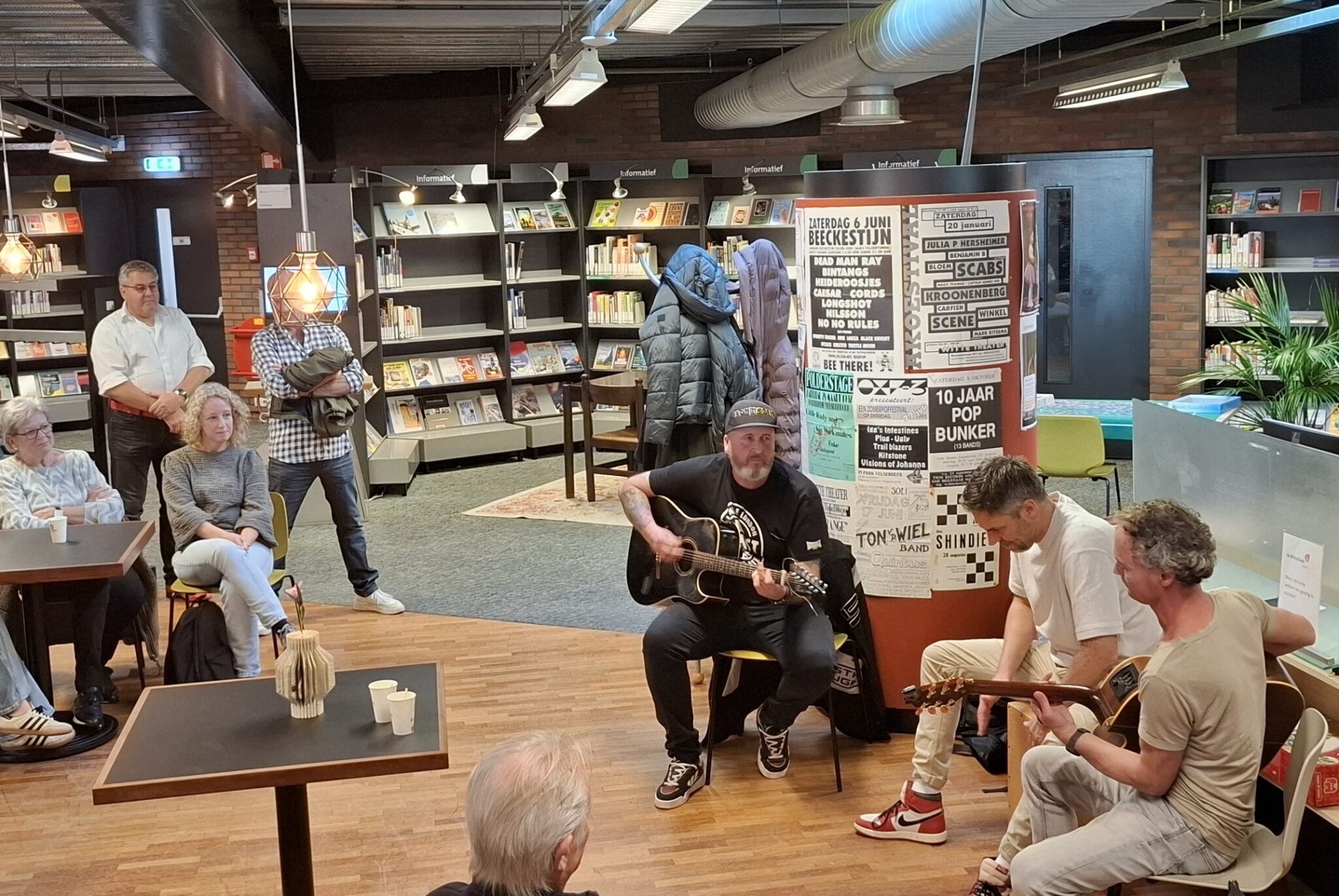 Feestelijke opening van expositie 65 jaar popmuziek in Velsen