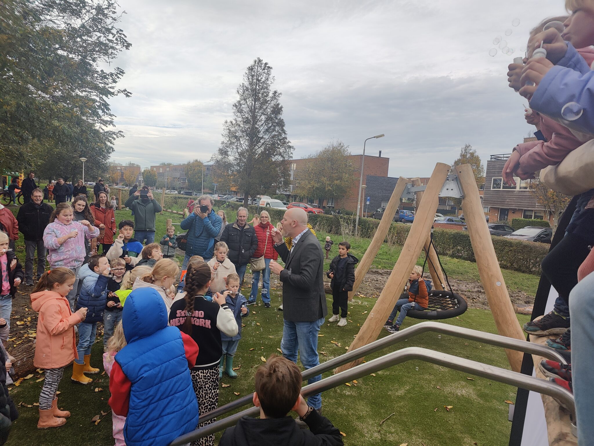 Opening buitenspeelplek in Velserbroek een groots feest