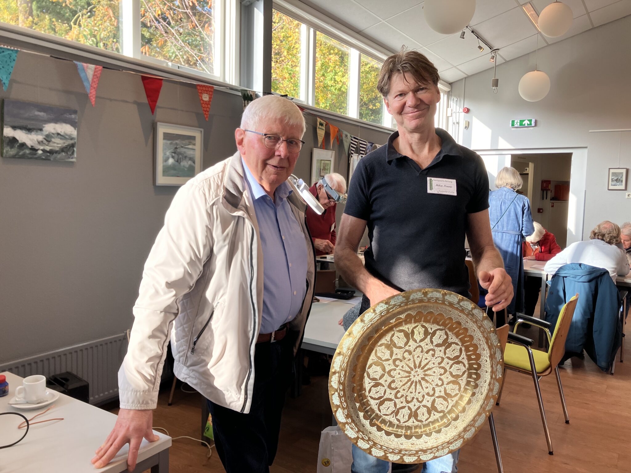 Reparatieverhalen uit het Repair Café bij Santpoorts Belang: een schaal op de grond