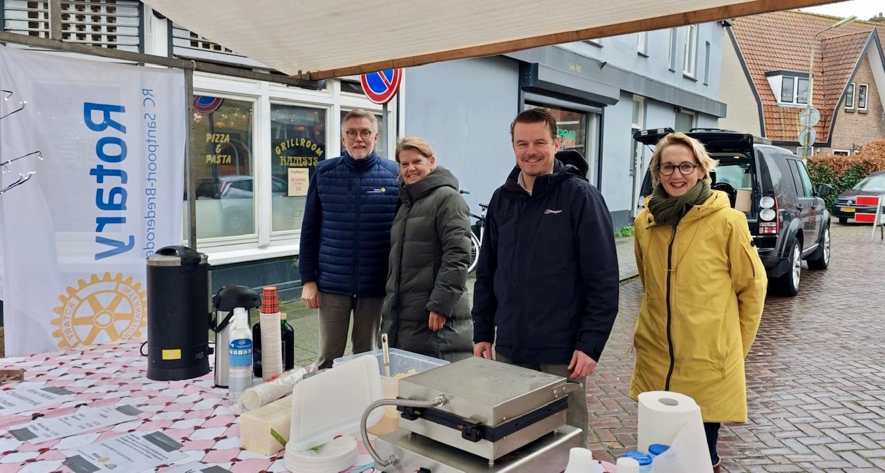 Rotary Santpoort-Brederode bakt tijdens kerstmarkt voor Hospice De Heideberg