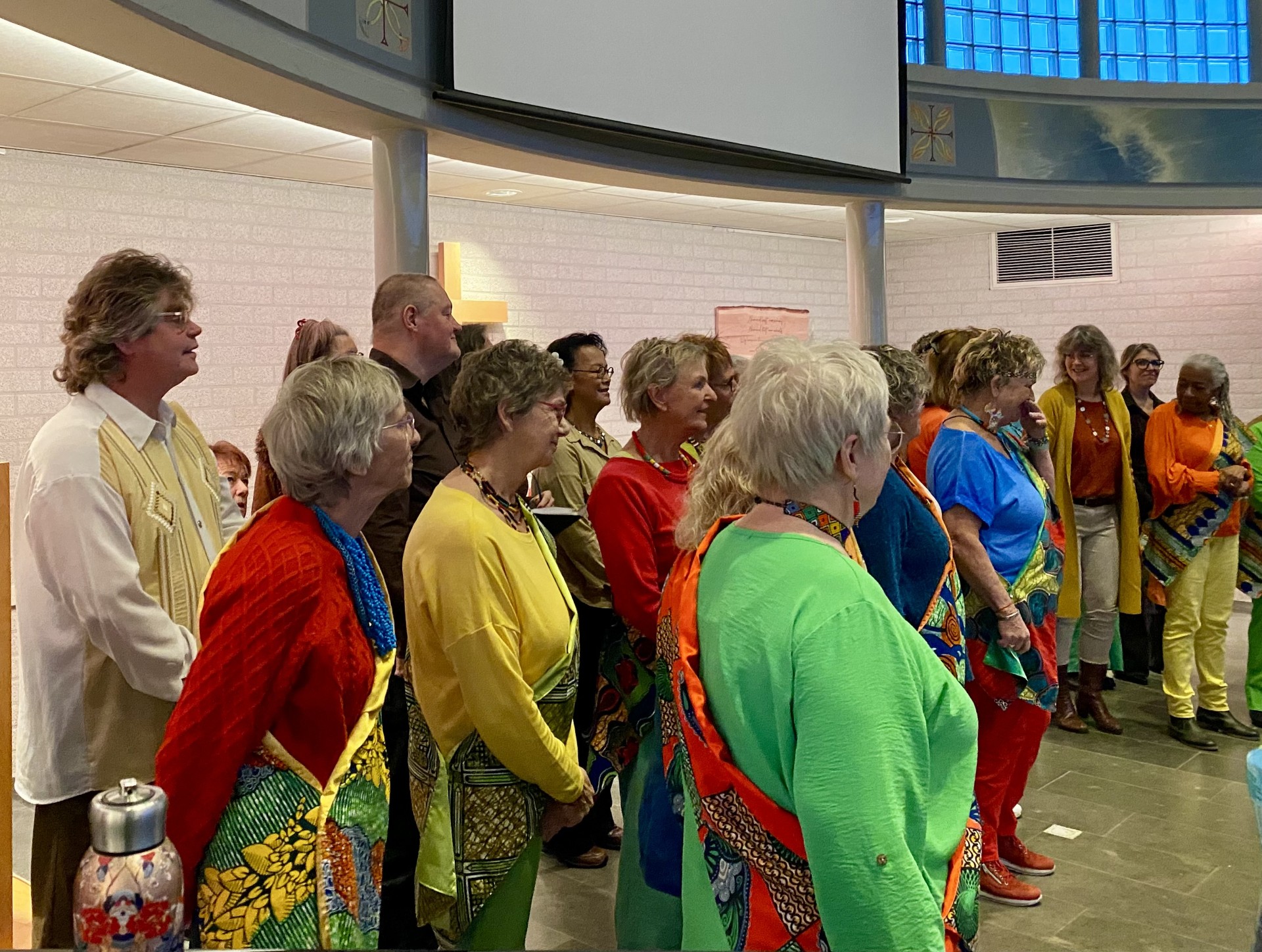 Muzikale afsluiting Velser Gemeenschap: Voices en Kuzola brengen zaal in beweging