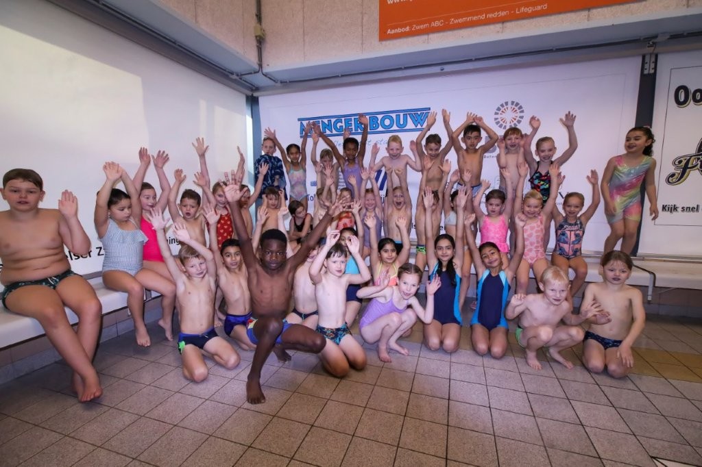 Velser Zwemvereniging zwemt af voor zwem-ABC