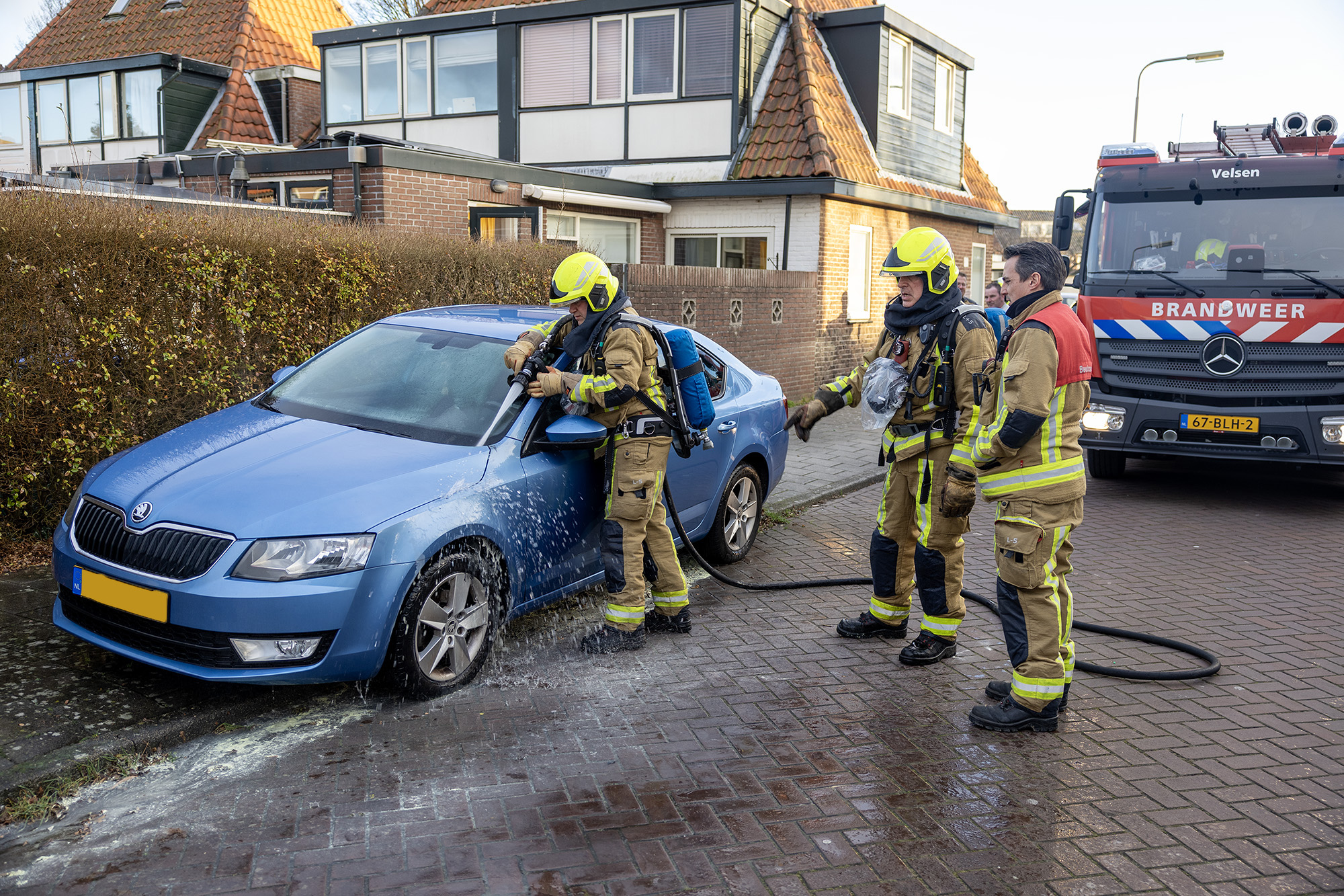 Auto beschadigd door brand na vuurwerk in Santpoort-Noord