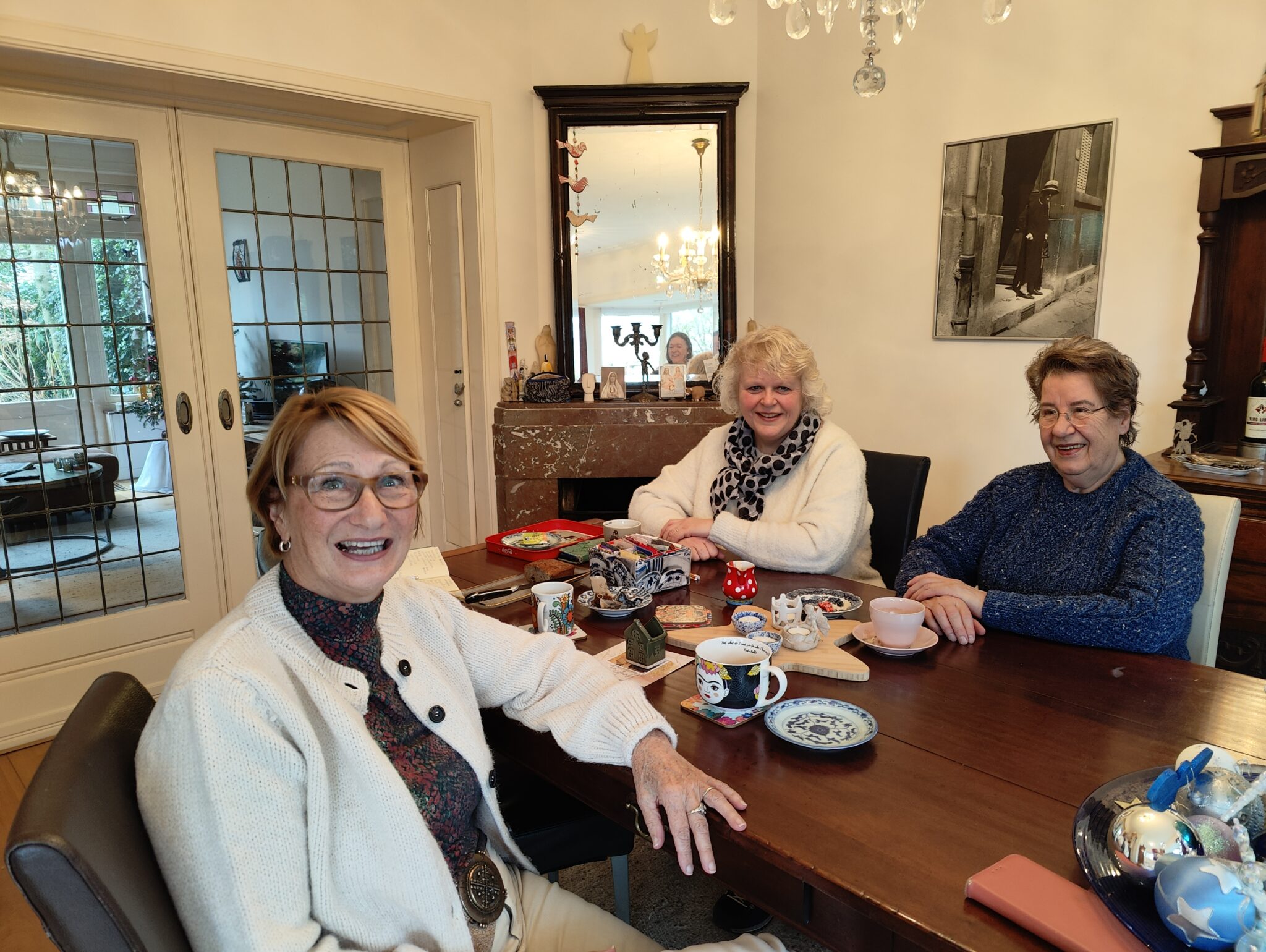 Bij de redactie aan tafel: drie vrijwilligers van Stichting OIG-IHD