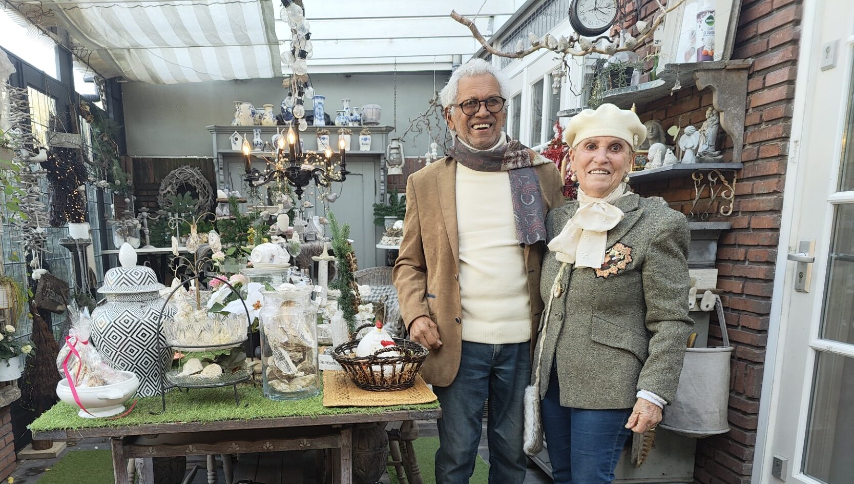Bij de redactie aan tafel : Greetje Mahadew