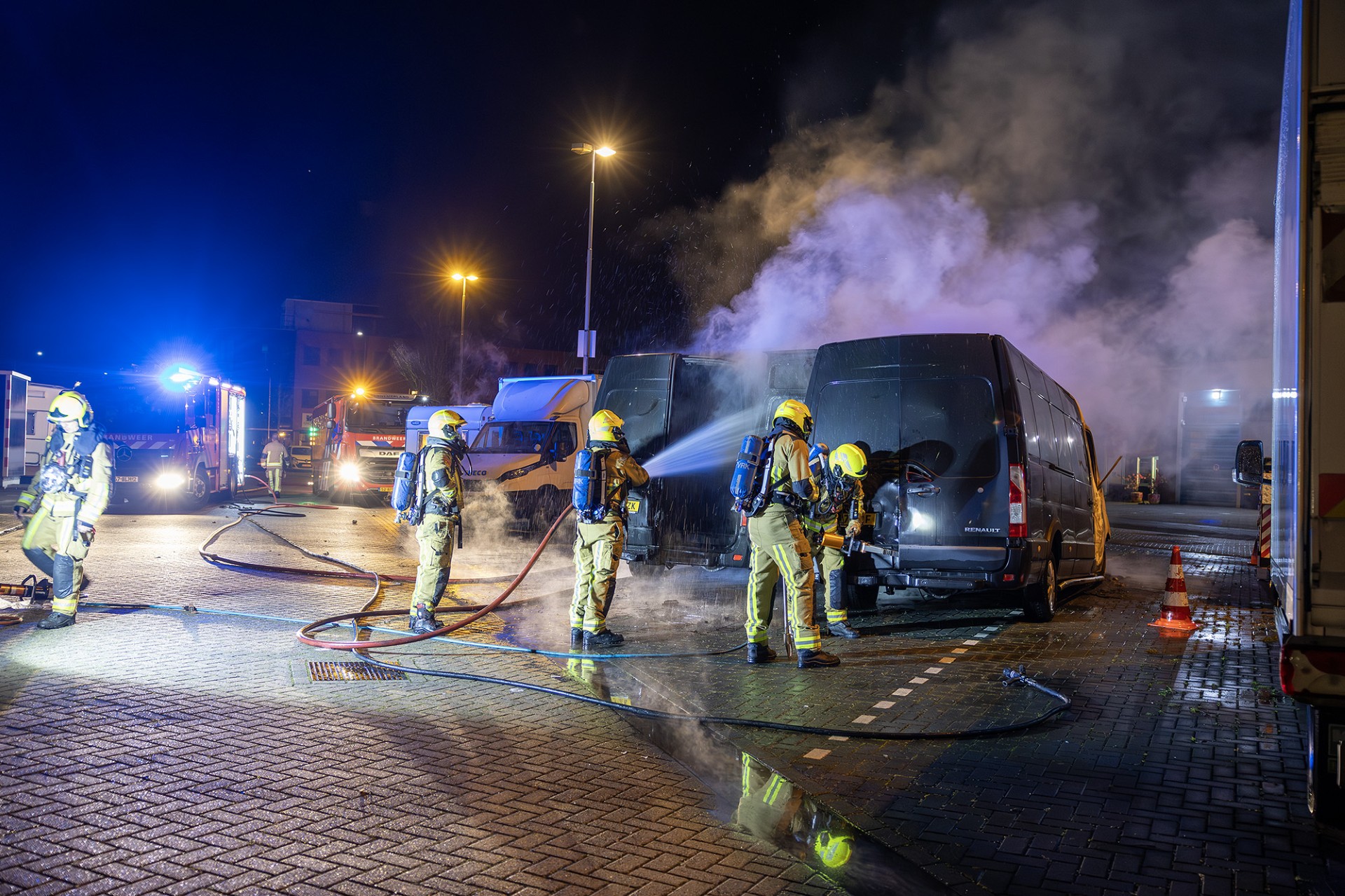 Meerdere bedrijfsbusjes in de brand Mandenmakerstraat Velserbroek