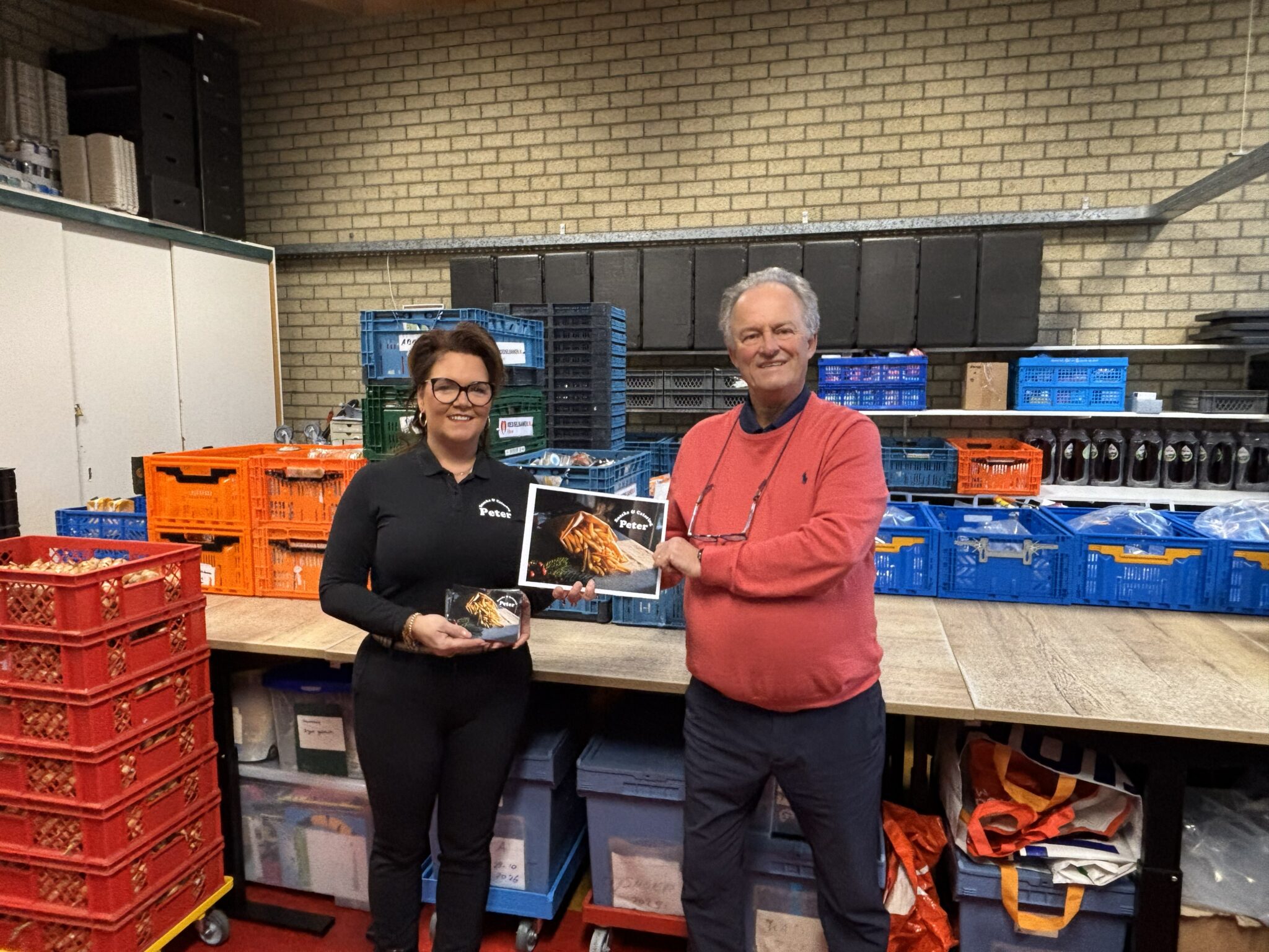 Snackbar Peter geeft bonnen voor lekkere snacks aan Voedselbank