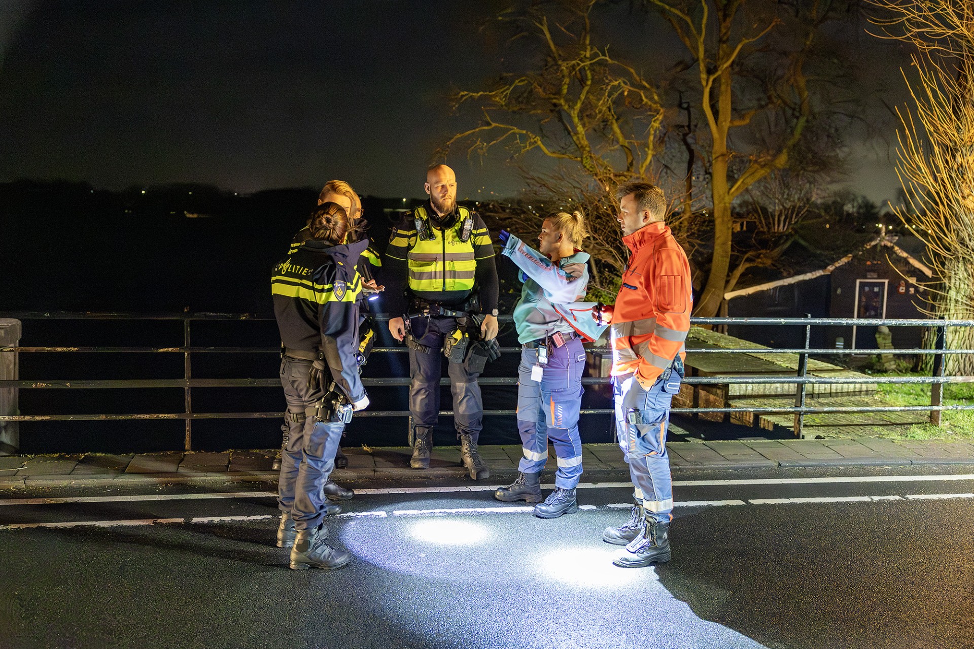 Grote zoekactie na aantreffen jas langs water bij Kerkplein Spaarndam