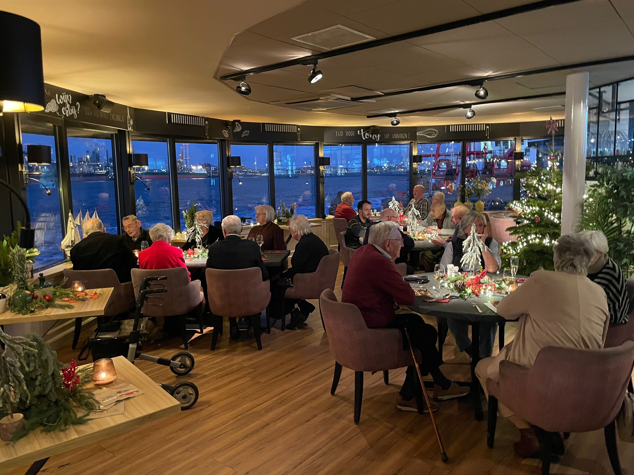 Bijzonder kerstdiner brengt eenzame ouderen samen in IJmuiden