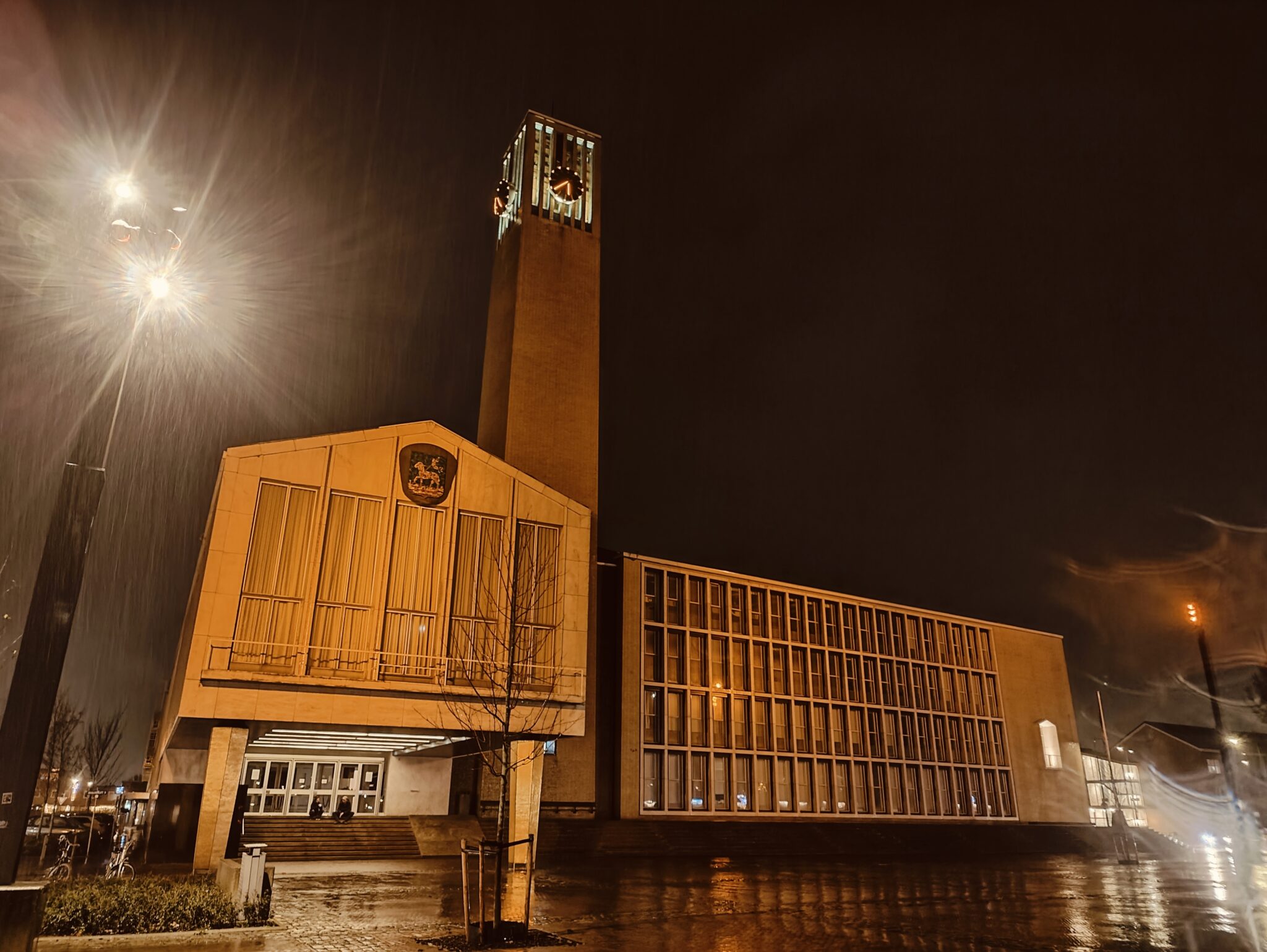Stadhuis in oranje gloed