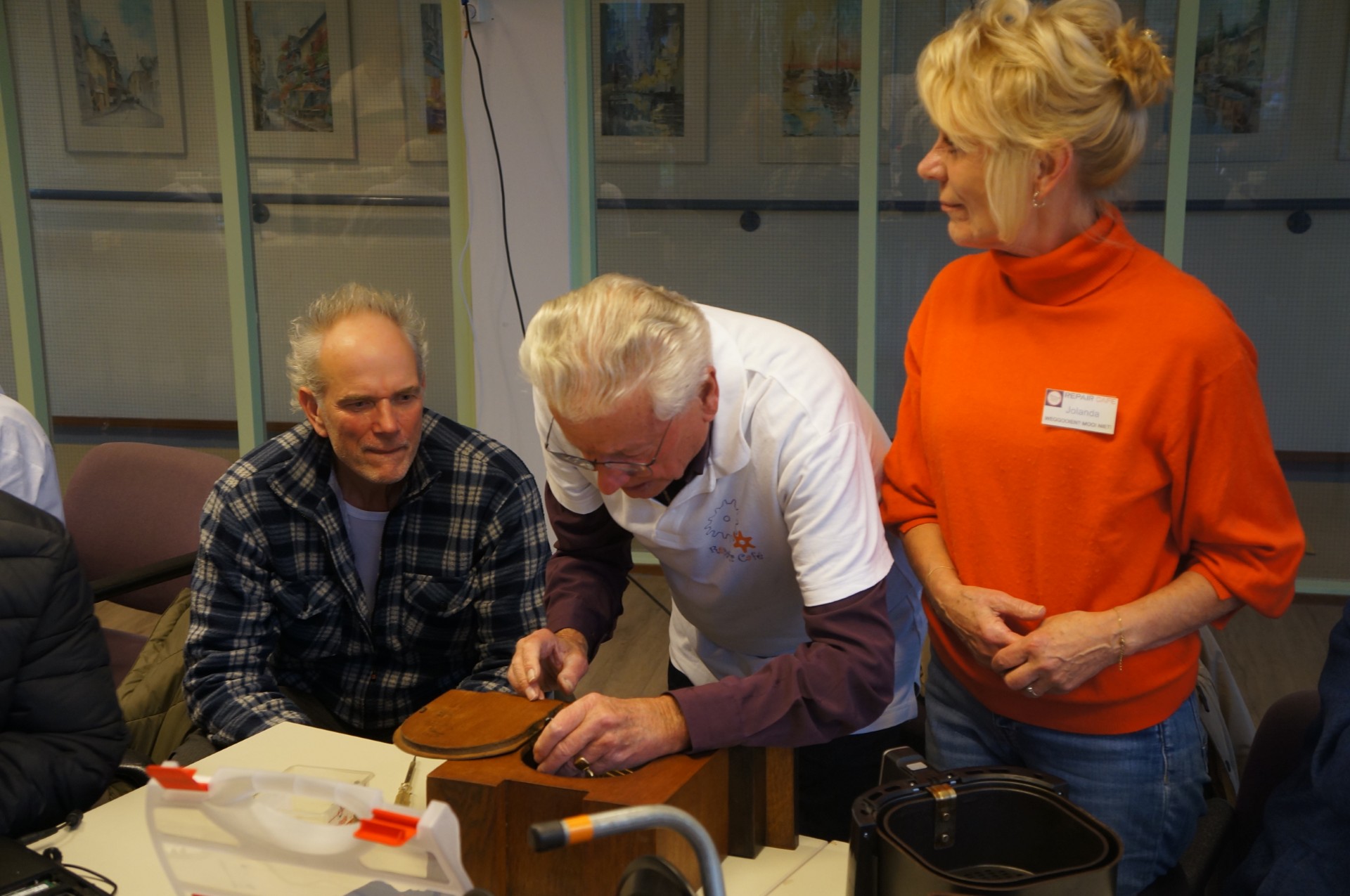 Een kijkje achter de schermen van het Repair Café in Velserbroek
