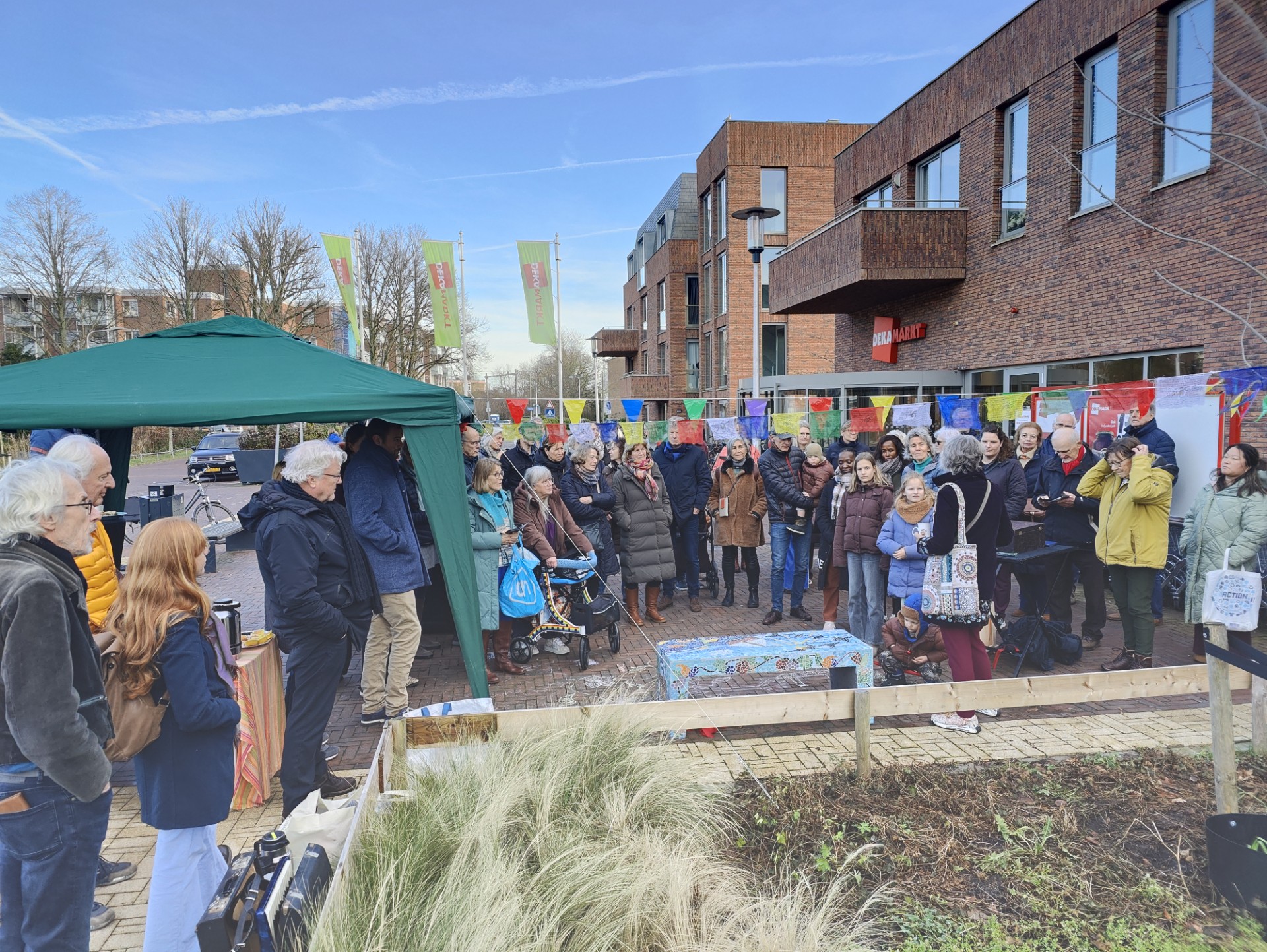 Buurtbank Santpoort-Zuid onthuld