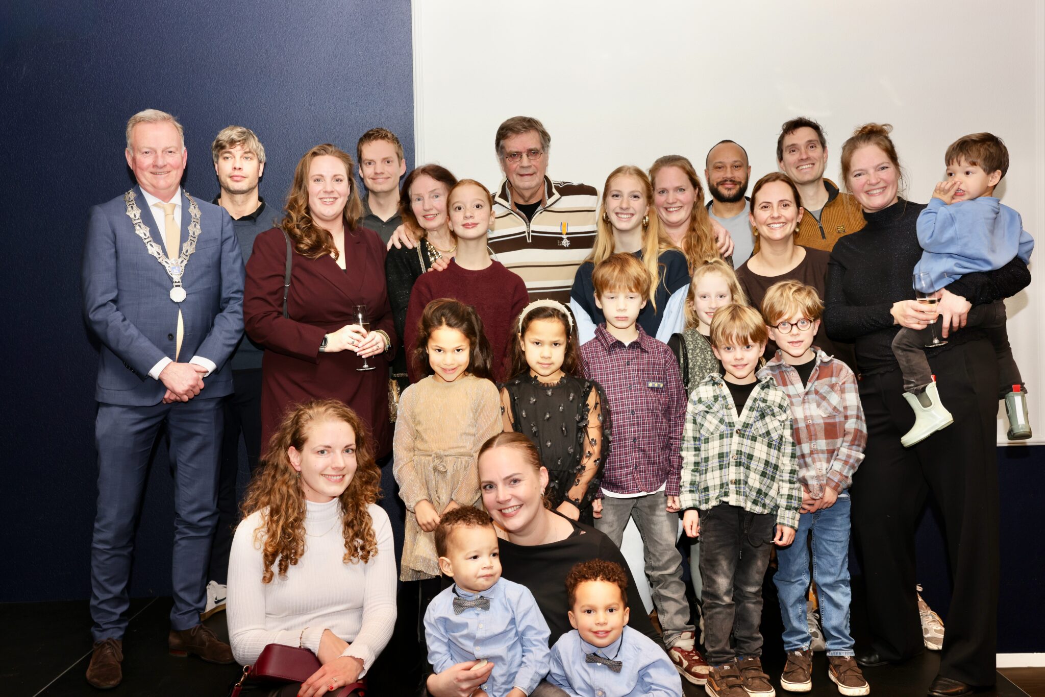 Burgemeester Frank Dales reikt Koninklijke Onderscheiding uit aan Steef Hammerstein