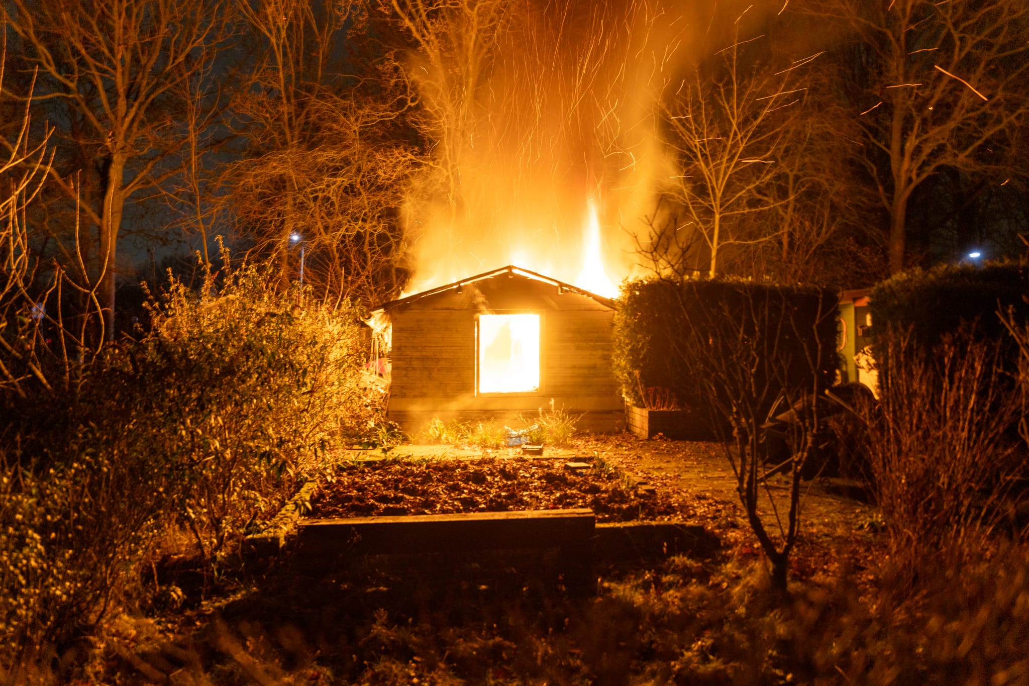 Brand bij volkstuinen complex Velsen-Noord