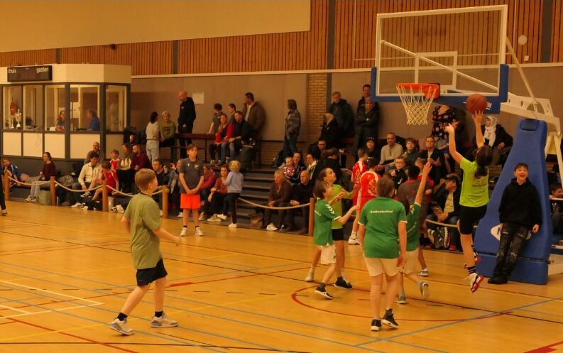Schoolbasketbaltoernooi Velsen: plezier en spanning hand in hand