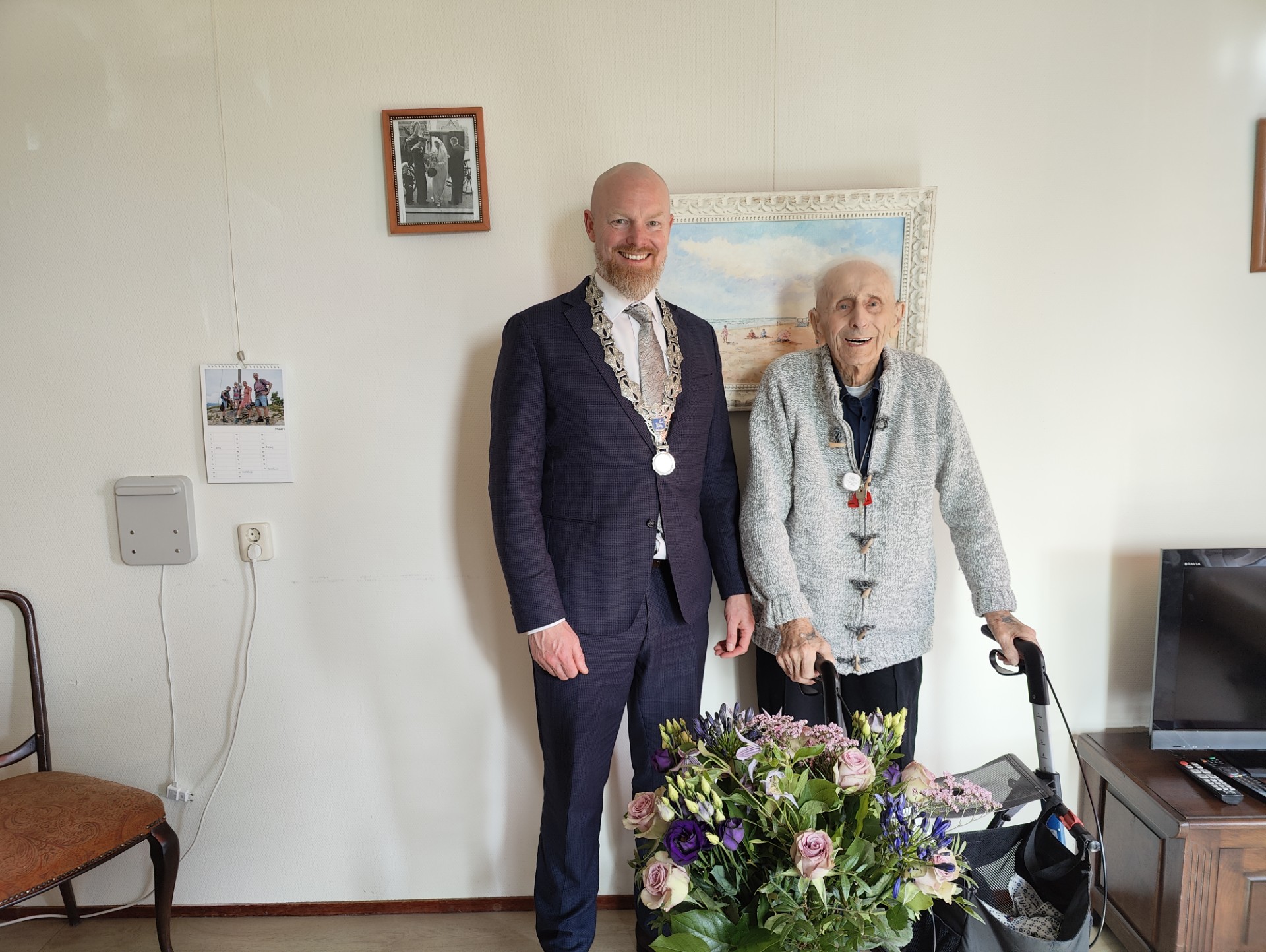 101-jarige heer Purkins in de bloemen gezet door wethouder Korf