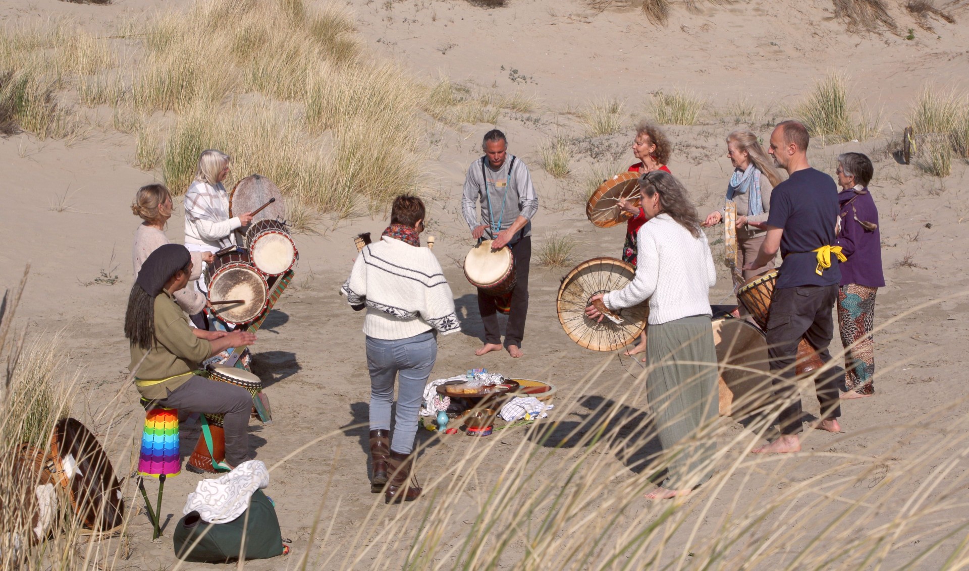 Opzwepend drummen in de duinen