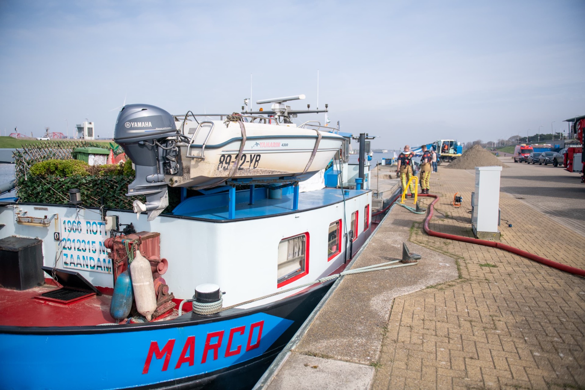 Schip maakt water langs Steigerweg in IJmuiden