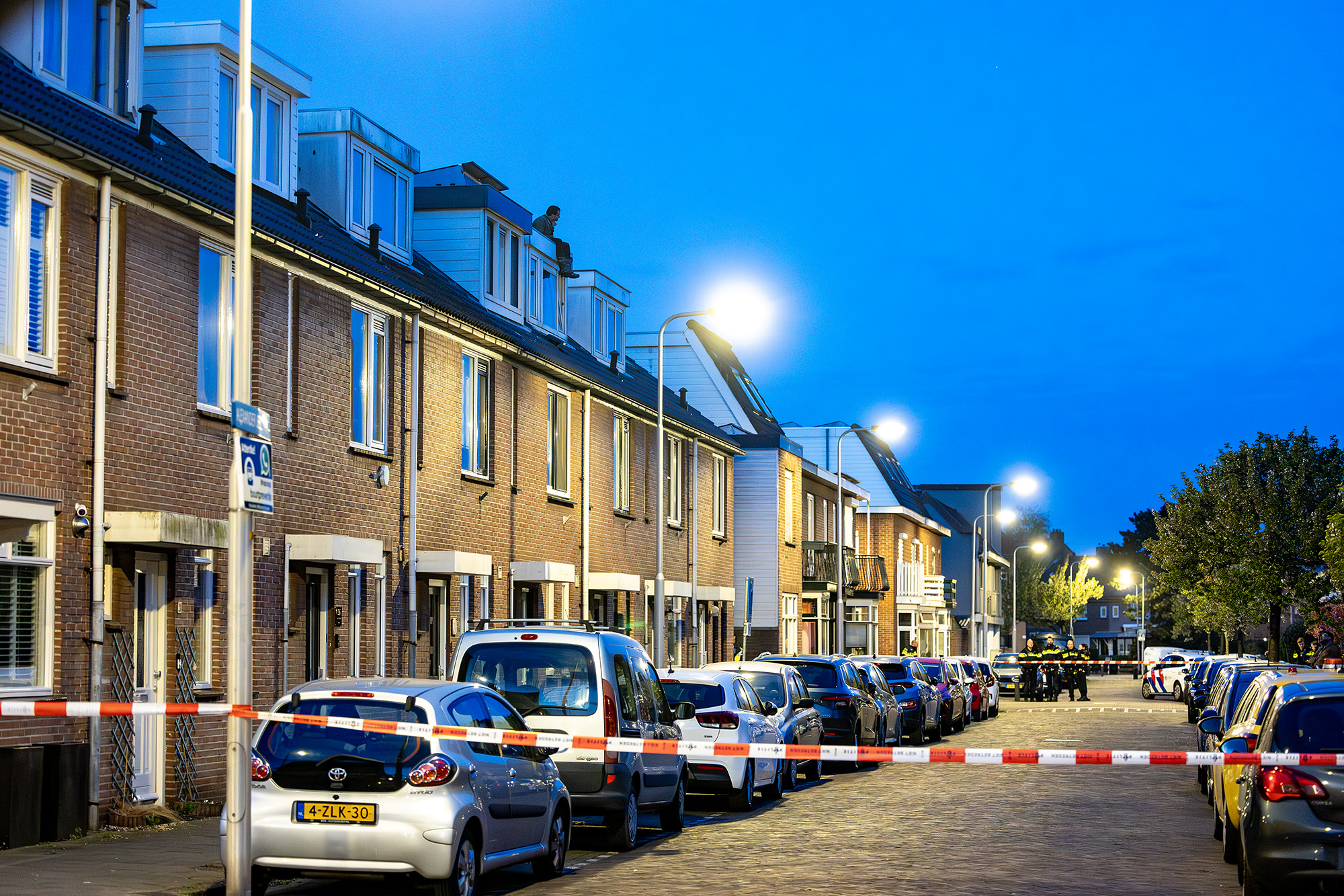 Verwarde man uren op dak in IJmuiden, straat afgezet