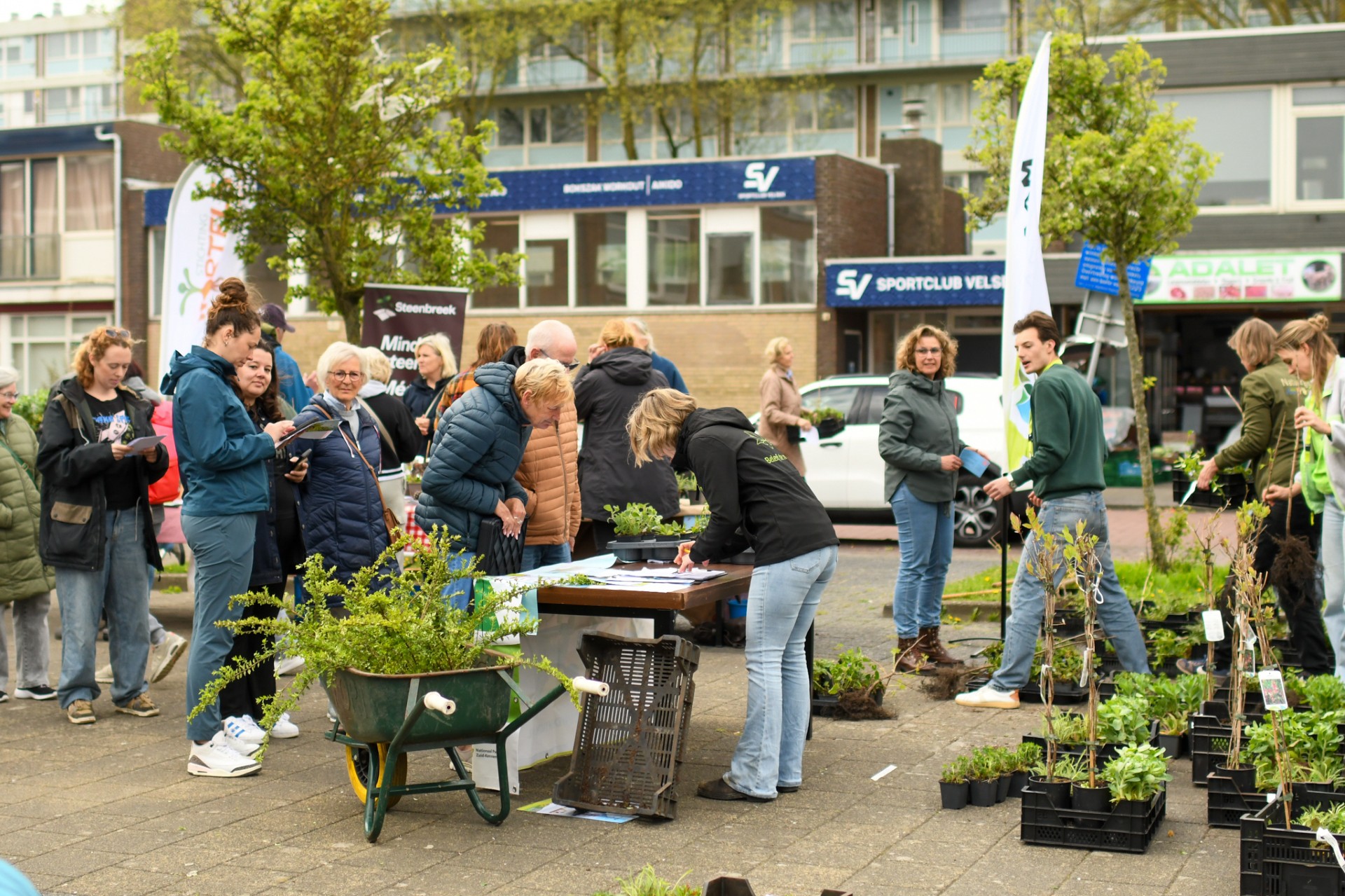 Zee- en Duinwijk bijna 200m2 groen rijker tijdens Grote Plantdag