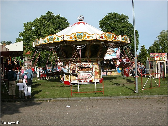 Jaarlijkse kinderkermis op plein 1945