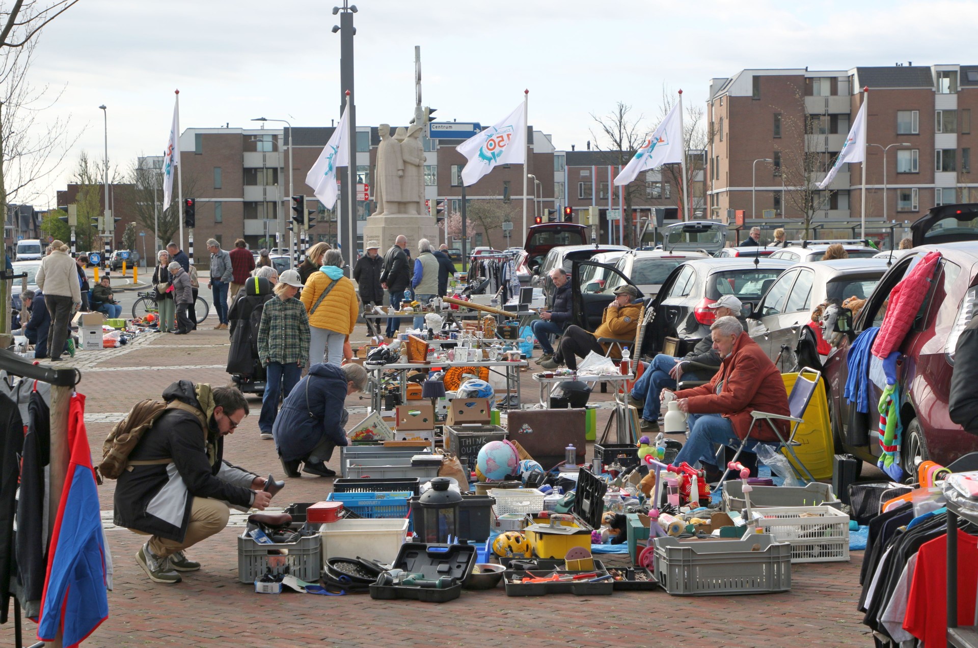 Een plein vol kofferbakkoopjes